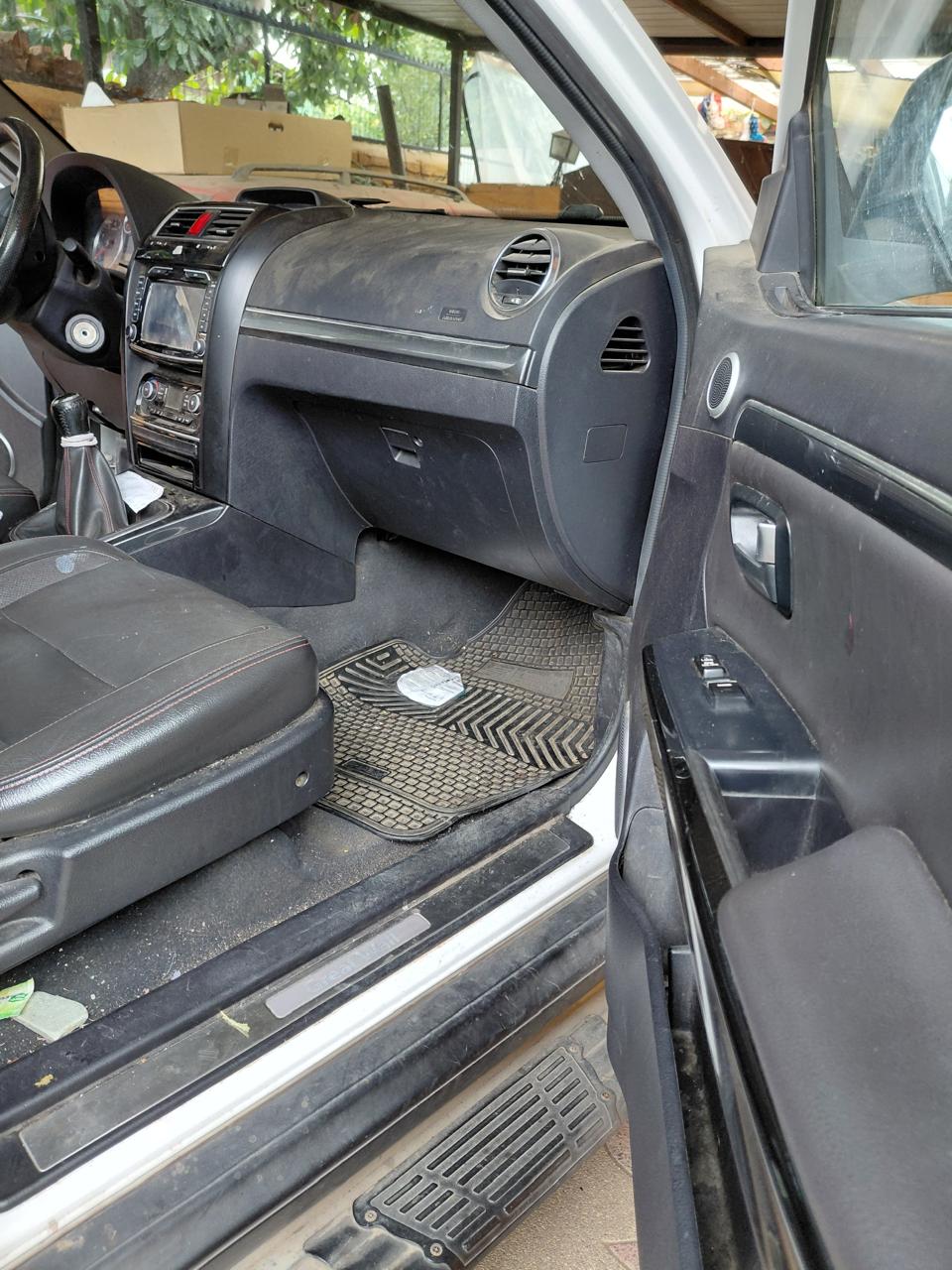 Limpieza profunda de interior de vehículo en Santa Cruz antes