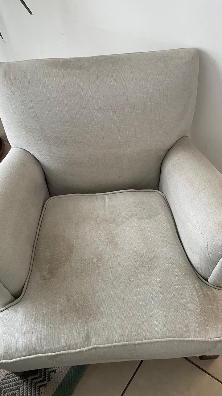 Limpieza de tapicería de sillón en hogar de Santa Cruz antes